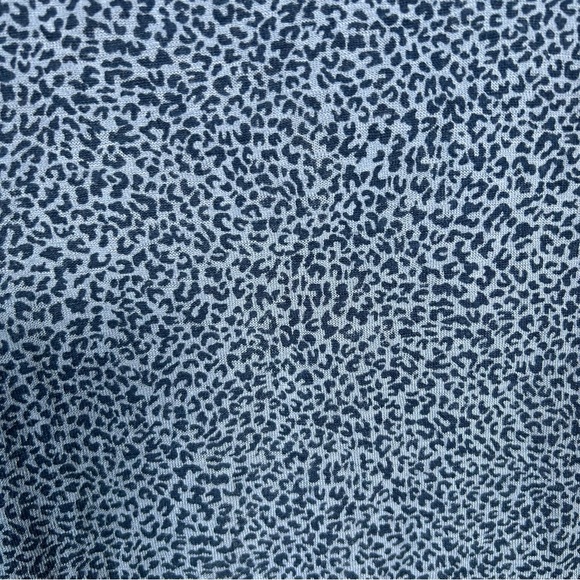 Athleta Blue Cheeta Breezy Scoop Neck T-Shirt Women’s Size Medium Athliesure - Picture 3 of 8